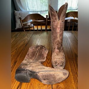 Ariat size 8.5 cowgirl boots